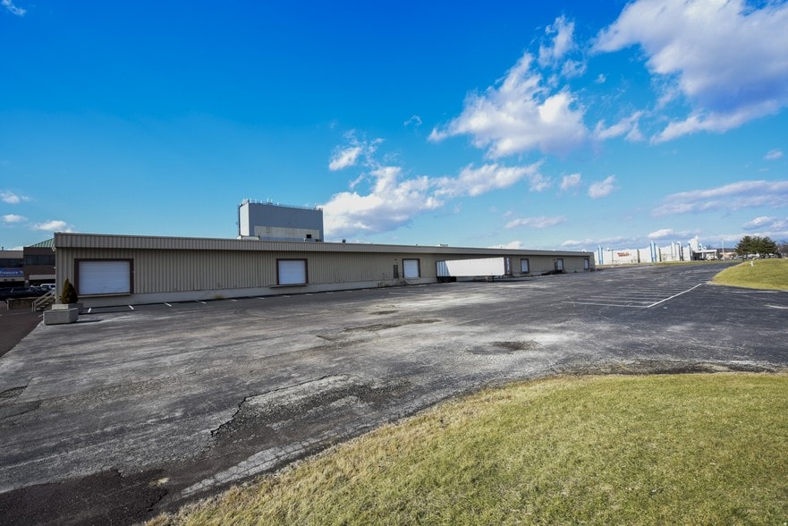 More Photos Of 122 Mill Rd, Oaks Warehouse For Lease