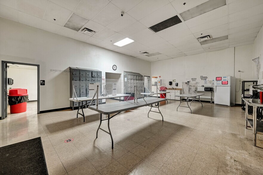 More Photos Of 100 Chamber Plz, Charleroi Supermarket For Lease