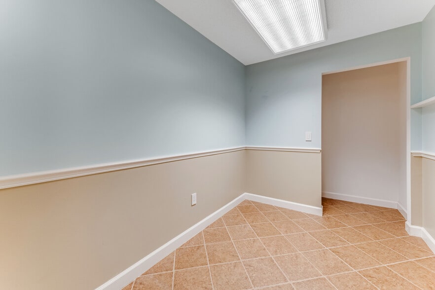 More Photos Of 555 W Granada Blvd, Ormond Beach Loft Creative Space For Sale