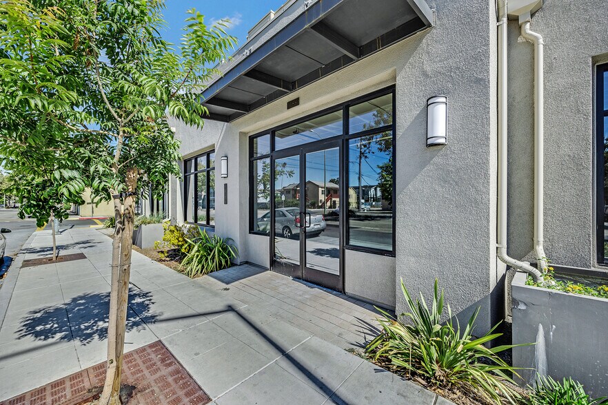 More Photos Of 986 W Grand Ave, Oakland Apartments For Lease