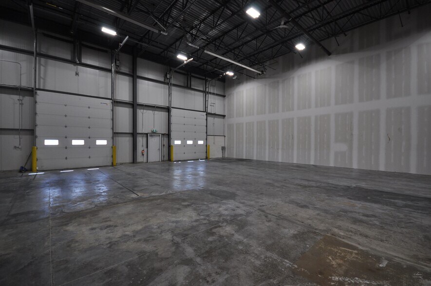 More Photos Of 8489 40 St SE, Calgary Flex For Lease