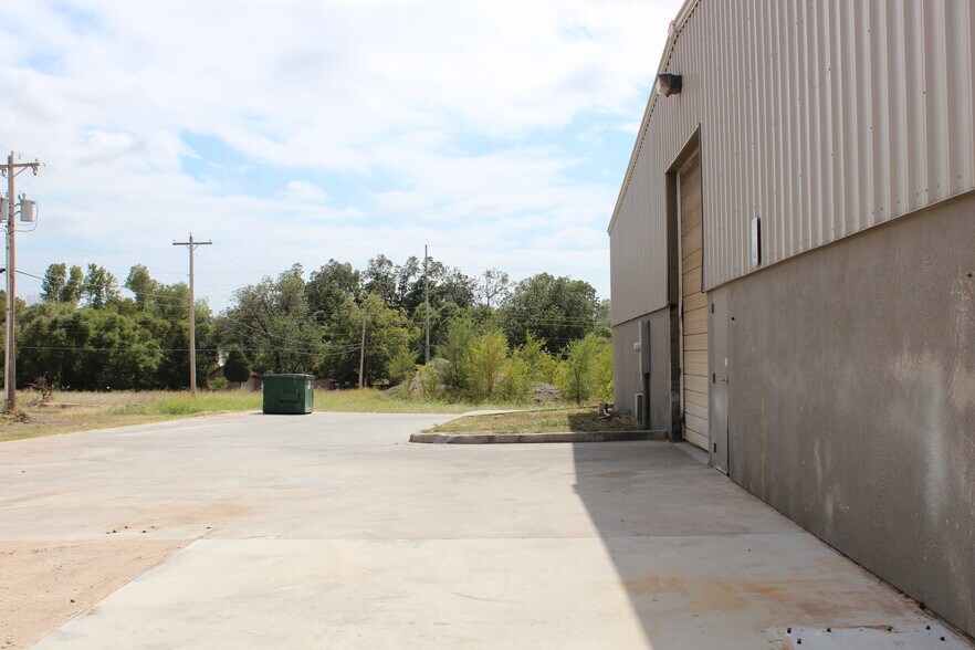 More Photos Of 1565 N 166th East Ave, Tulsa Service For Lease