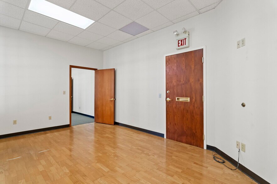 More Photos Of 15 SW Old State Capitol Plz, Springfield Office For Lease