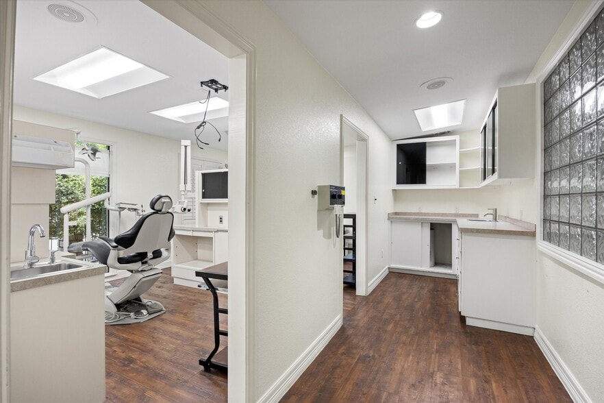 More Photos Of 310 W Bluff St, Granbury Office For Sale