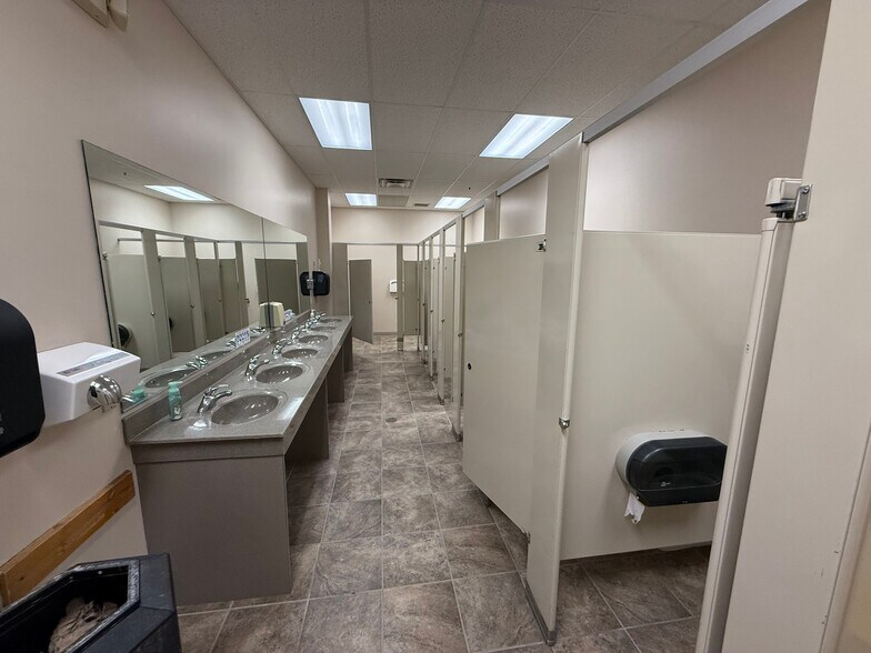 More Photos Of 1995 G Ave, Red Oak Industrial For Lease