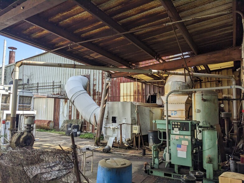 More Photos Of 314 N Maple St, Adel Manufacturing For Sale