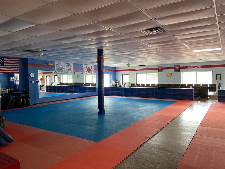 More Photos Of 9503 E Washington St, Indianapolis Storefront For Lease