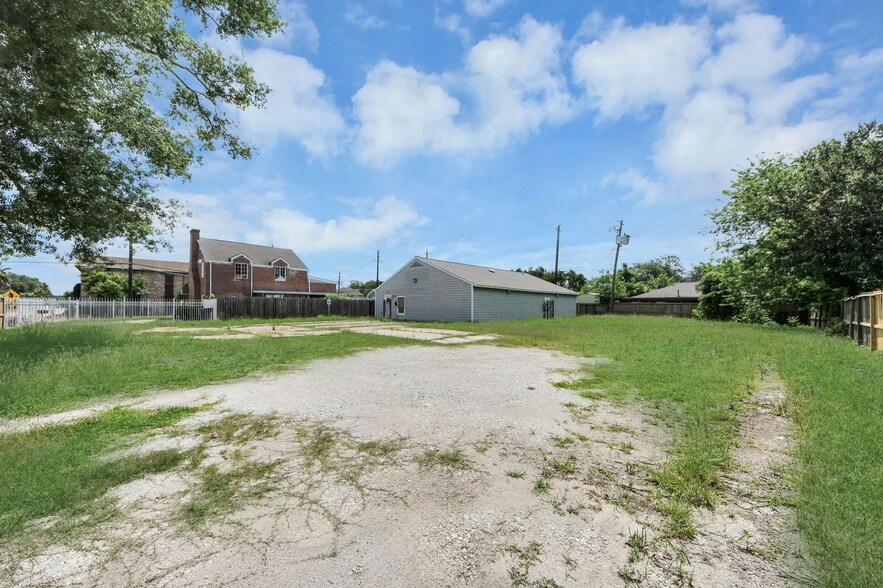 More Photos Of 8346 Howard Dr, Houston Office For Sale