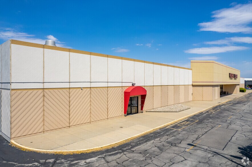 More Photos Of 2102 N Neil St, Champaign Unknown For Lease