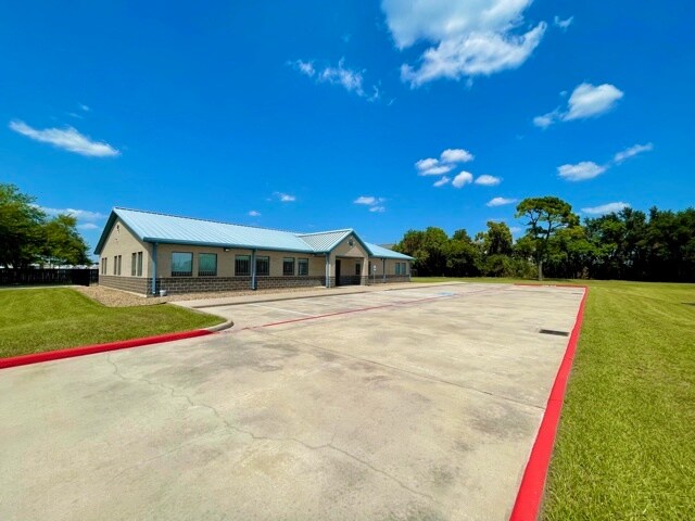 More Photos Of 21120 Spring Town Dr, Spring Showroom For Lease