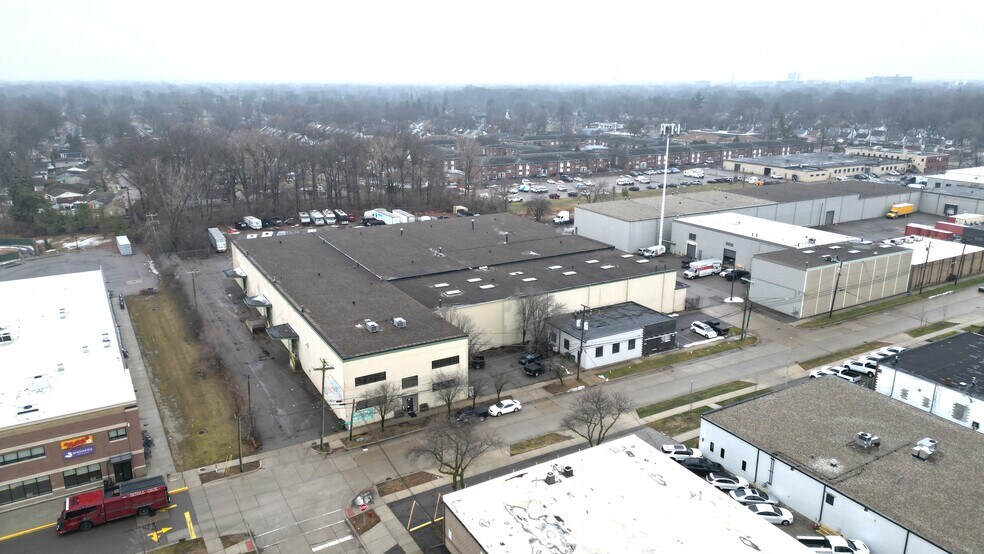 Primary Photo Of 2020 Bellaire Ave, Royal Oak Warehouse For Lease