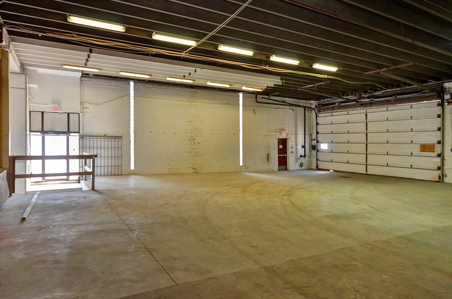 More Photos Of 2477 Kaladar Ave, Ottawa Warehouse For Lease