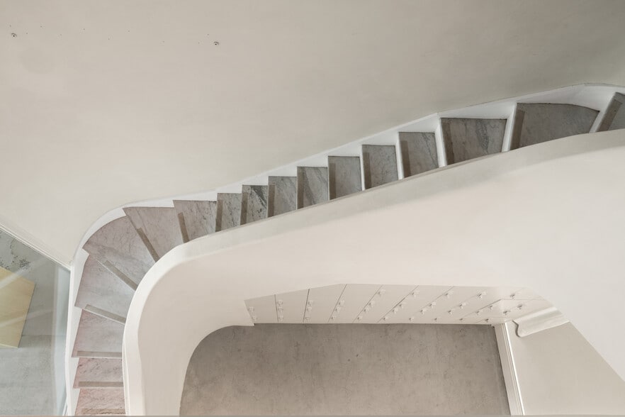 More Photos Of 109 W 17th St, New York Storefront Retail Office For Lease