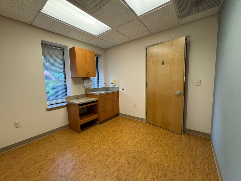 More Photos Of 4601 W Chester Pike, Newtown Square Office For Lease