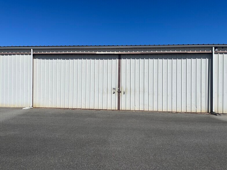 Primary Photo Of 1402 Fairchild Airport Rd, Port Angeles Airplane Hangar For Lease