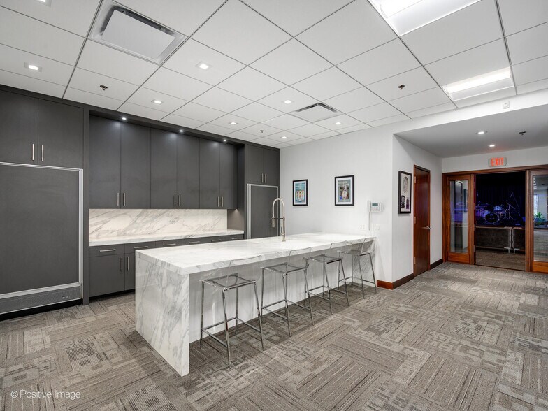 More Photos Of 610-642 Anthony Trl, Northbrook Light Distribution For Sale