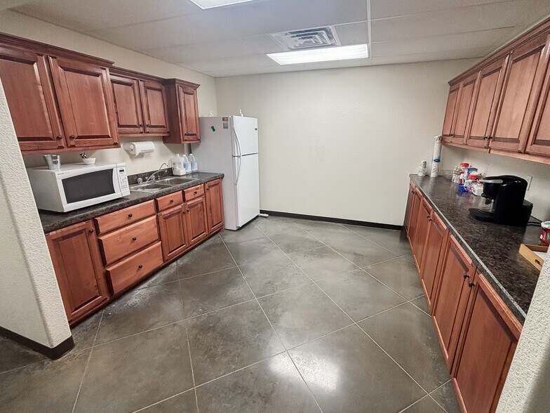 More Photos Of 9218 S Service Rd, Big Spring Office For Sale