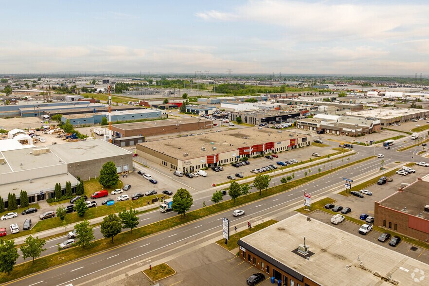 More Photos Of 3148-3178 Boul Industriel, Laval Flex For Lease