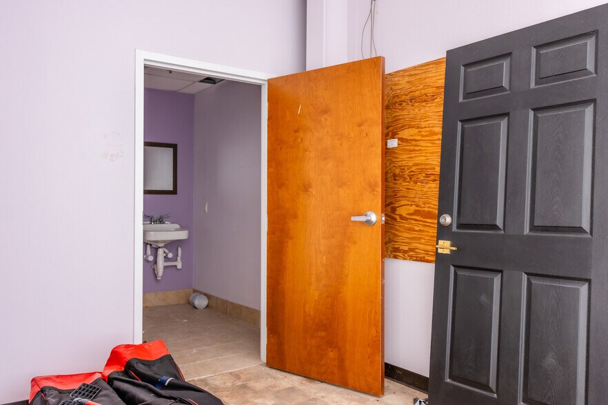 More Photos Of 7017 Baker Blvd, Richland Hills Storefront Retail Office For Lease