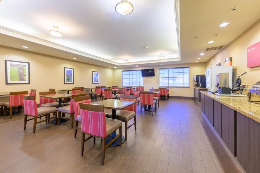 More Photos Of 801 S John Ben Shepperd Pky, Odessa Hotel For Sale