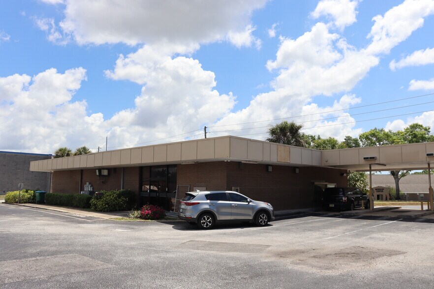 More Photos Of 940 Deltona Blvd, Deltona Bank For Sale