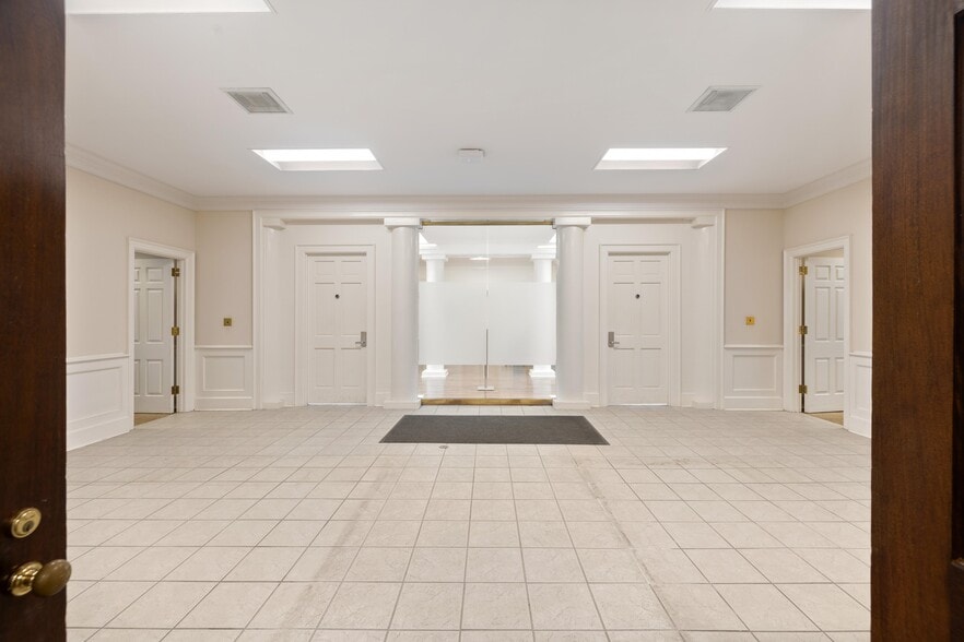 More Photos Of 16 Broad St, Charleston Bank For Lease