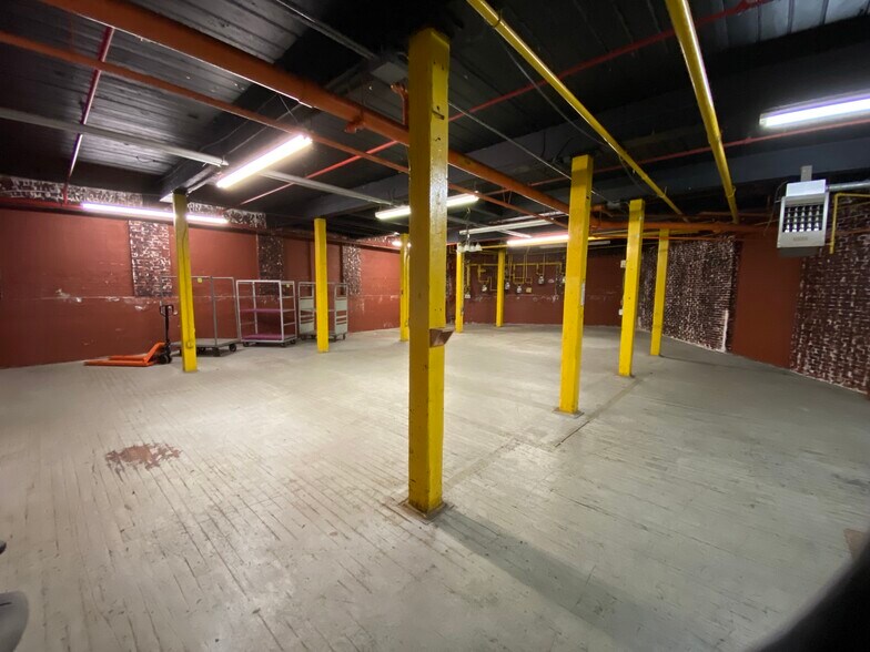 More Photos Of 25 Esten Ave, Pawtucket Showroom For Lease