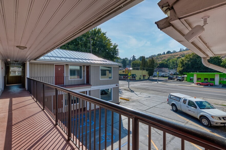 More Photos Of 615 S Main St, Colfax Hotel For Sale