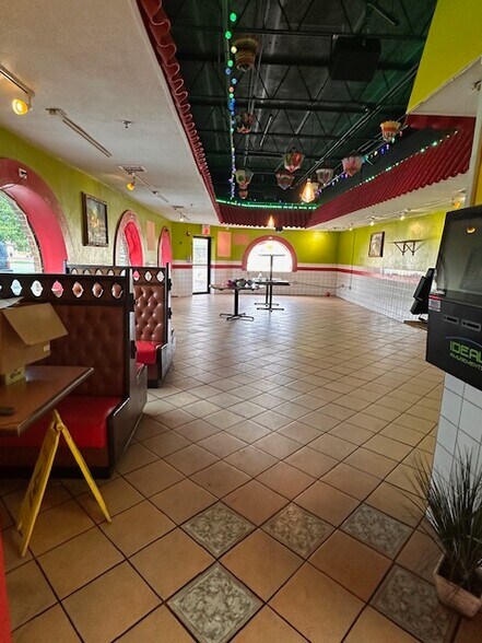 More Photos Of 9945 W 55th St, Countryside Freestanding For Lease