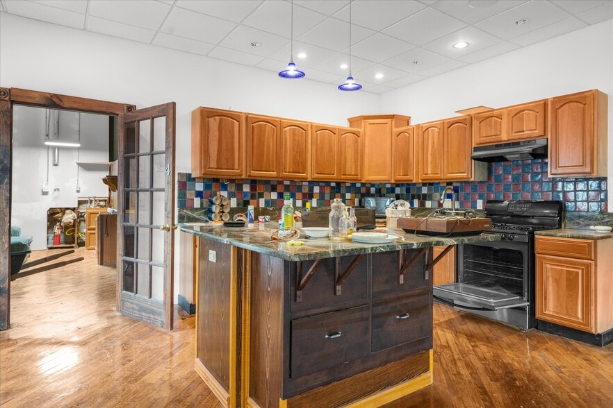 More Photos Of 102 S Richmond St, Fleetwood Warehouse For Sale