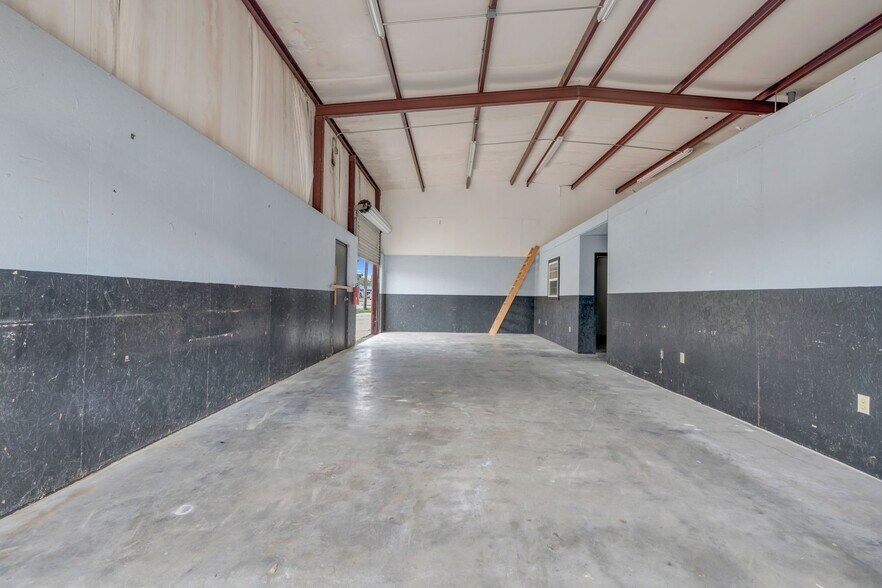 More Photos Of 340 Mechanic St, Tomball Light Distribution For Lease