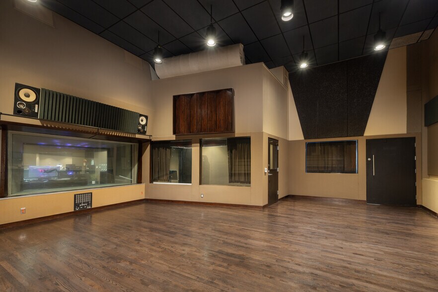 More Photos Of 5102 Vineland Ave, North Hollywood Movie Radio TVStudio For Sale