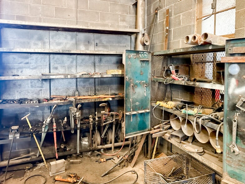 More Photos Of 604 Collins ave, Midland Warehouse For Sale