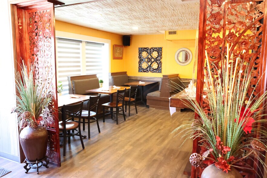 More Photos Of 909 Main St, Adel Bar For Sale