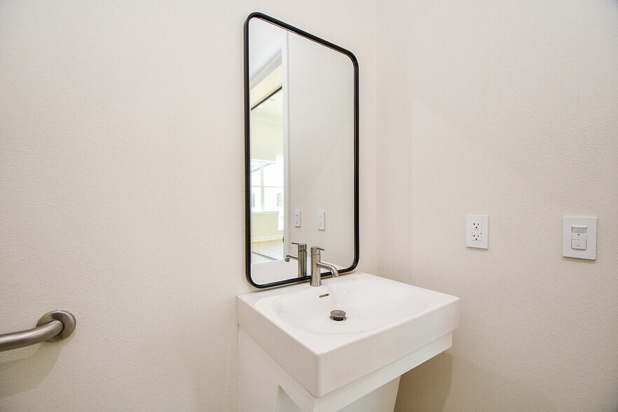 More Photos Of 1325 Main St, Katy Office For Lease