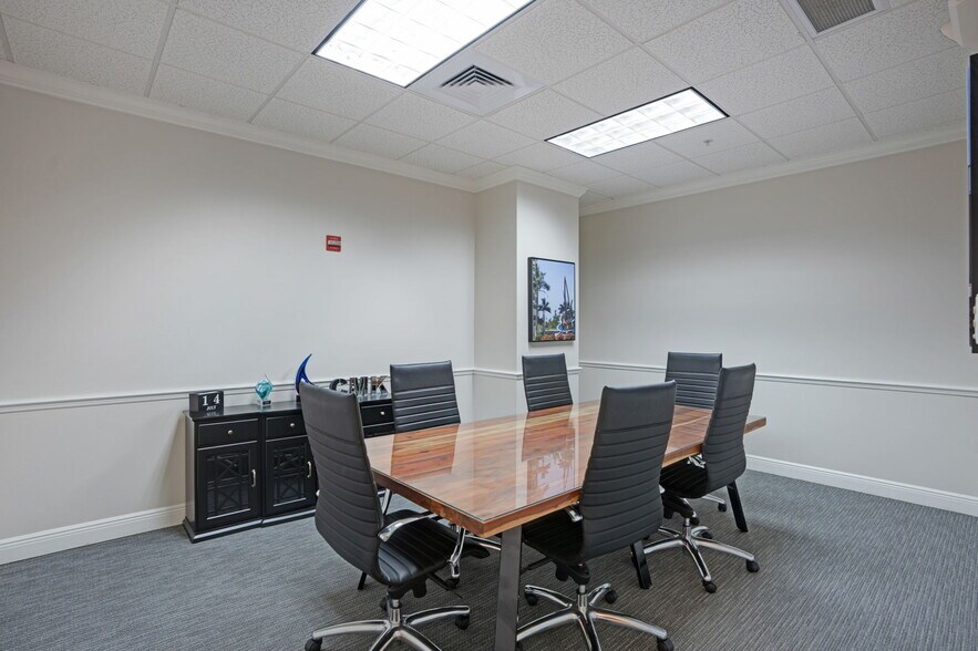 More Photos Of 2639 Fruitville Rd, Sarasota Office For Sale