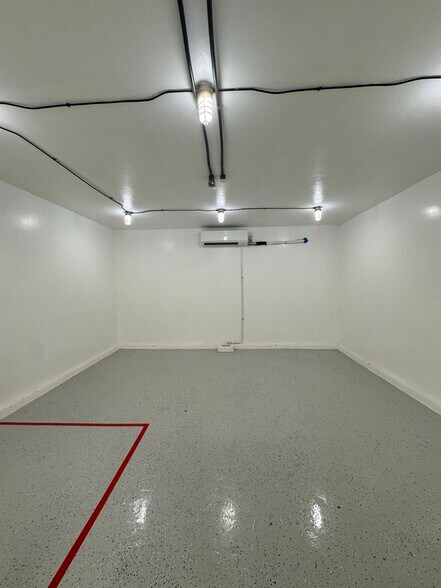 More Photos Of 1403 E Houston St, San Antonio Flex For Lease