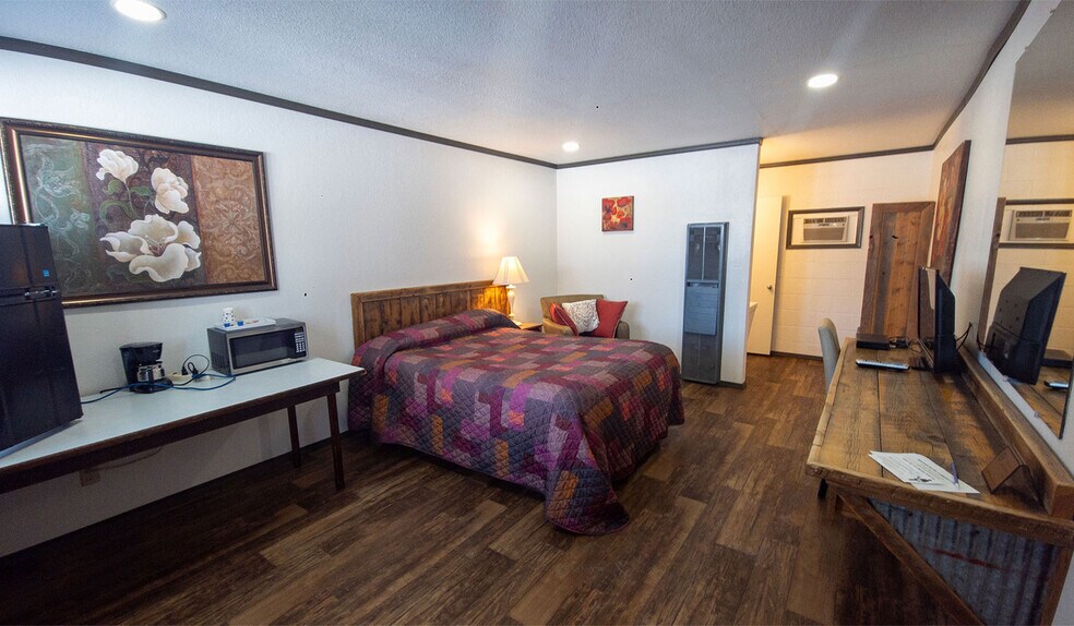 More Photos Of 412 N Front St, Townsend Hotel For Sale