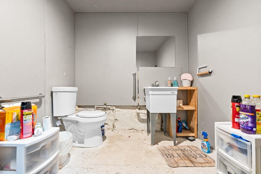 More Photos Of 104 W Elm St, Hillsboro Storefront Retail Office For Lease