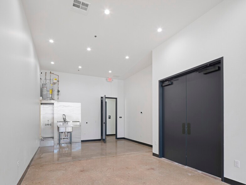 More Photos Of 801 N Broadway Ave, Oklahoma City Storefront Retail Office For Sale