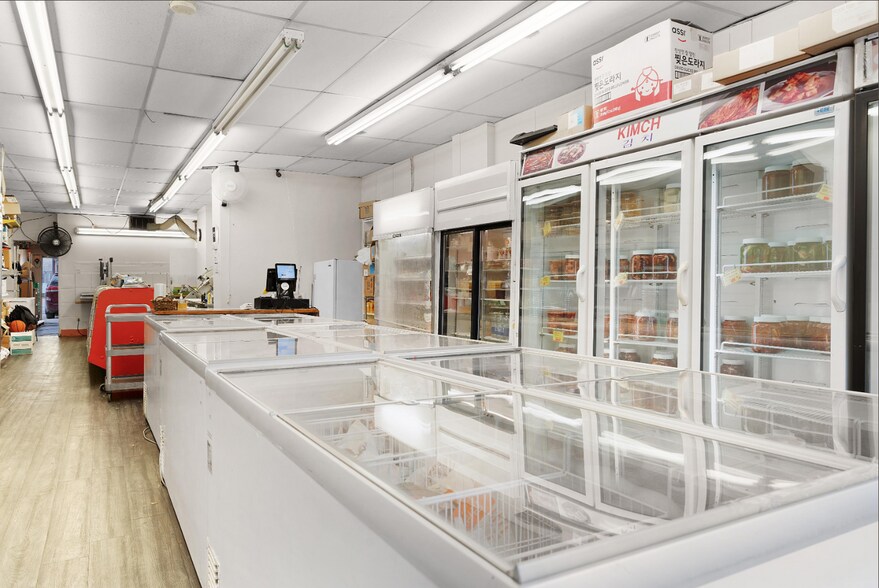 More Photos Of 676 Bloor St W, Toronto Storefront Retail Residential For Sale