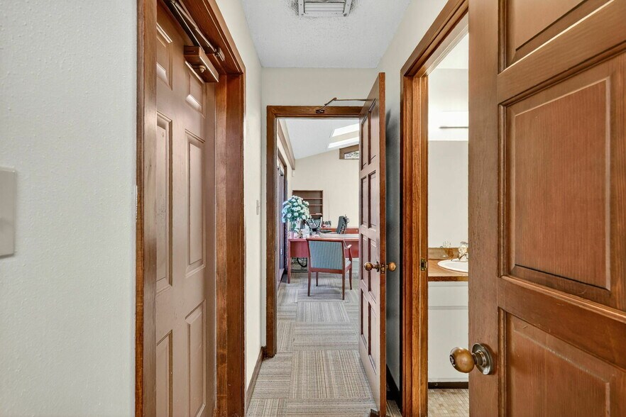 More Photos Of 1029 W Magnolia St, Leesburg Office For Sale