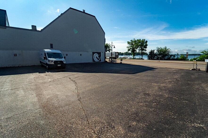 More Photos Of 4000-4016 Shoreline Dr, Spring Park, Spring Park Storefront Retail Residential For Lease