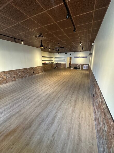 More Photos Of 127 N Marion St, Oak Park Storefront For Lease