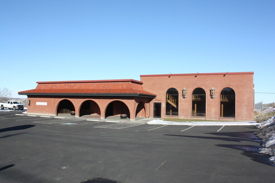 More Photos Of 934 E Wheeler Rd, Moses Lake Showroom For Sale
