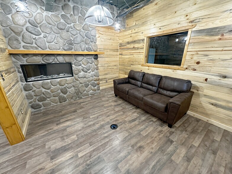 More Photos Of 395 W 67th St, Loveland Warehouse For Lease