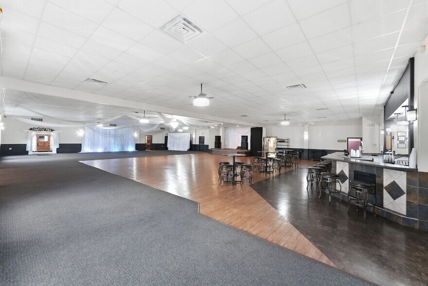 More Photos Of 691 S Main St W, Richmond Restaurant For Sale
