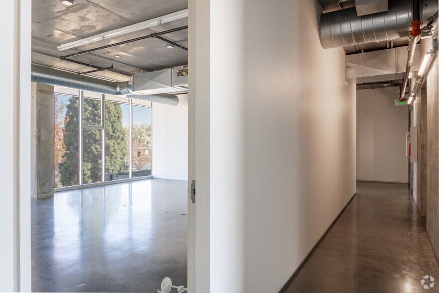 More Photos Of 524-542 E Burnside St, Portland Office For Sale