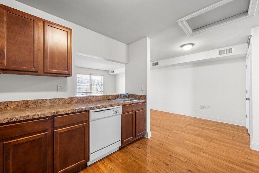More Photos Of 711 Windsor St, Wilmington Apartments For Sale