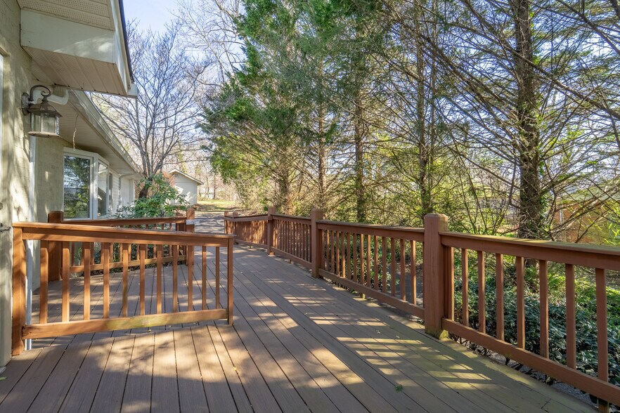 More Photos Of 156 White Oak St, Franklin Medical For Sale